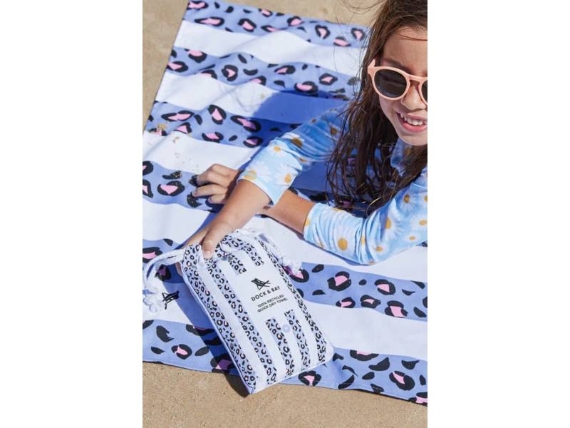 Toalla 100% Reciclada Listas Azules Animal Print (KIDS EDITION) | Dock & Bay